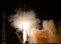 カザフスタンのバイコヌール（Baikonur）宇宙基地から打ち上げられる宇宙船ソユーズ「TMA-10M」（2013年9月26日撮影）。(c)AFP/VASILY MAXIMOV