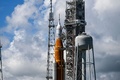 米フロリダ州ケネディ宇宙センターで、発射台に設置された無人月探査ロケット（2022年9月1日撮影）。(c)CHANDAN KHANNA / AFP