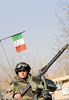 2007年11月24日、アフガニスタンの首都カブール（Kabul）西25キロにあるパグマン（Paghman）で、自爆攻撃の現場で警備にあたるイタリア兵士。(c)AFP/MASSOUD Hossaini