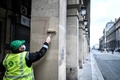 フランス・パリのリボリ通りで、柱に描かれたかぎ十字を消す市の職員（2020年10月11日撮影）。(c)STEPHANE DE SAKUTIN / AFP