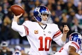 15NFL第6週、フィラデルフィア・イーグルス対ニューヨーク・ジャイアンツ。パスを投げるニューヨーク・ジャイアンツのQBイーライ・マニング（2015年10月19日撮影）。(c)AFP/Getty Images/Al Bello