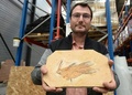 フランスからブラジルに返還された白亜紀の化石の一つを手に取る仏国立自然史博物館の古生物学者シルバン・シャルボニエ氏（2022年5月24日撮影）。(c) JEAN-FRANCOIS MONIER / AFP
