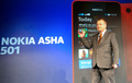 インド・ニューデリー（New Delhi）で、低価格スマートフォン「アシャ501（Asha 501）」を披露するフィンランド携帯大手ノキア（Nokia）のスティーブン・イーロップ（Stephen Elop）最高経営責任者（2013年5月9日撮影）。(c)AFP/RAVEENDRAN