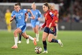 サッカー女子W杯オーストラリア・ニュージーランド大会、決勝、スペイン対イングランド。ドリブルを仕掛けるスペインのオルガ・カルモナ（右、2023年8月20日撮影）。(c)Izhar KHAN / AFP