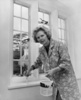 ロンドン・ケント（Kent）の自宅で窓の修理をする英保守党のマーガレット・サッチャー（Margaret Thatcher）党首（当時、1975年10月15日撮影）。(c)AFP/UPI