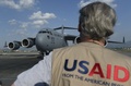 ネパールのカトマンズ国際空港に到着した米軍のC17輸送機を見つめる米国際開発局（USAID）の職員（2015年5月3日撮影）。(c)AFP/Roberto SCHMIDT