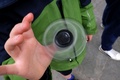 米ニューヨークの公園で、ハンドスピナーで遊ぶ子ども（2017年5月23日撮影）。(c)AFP/Jewel SAMAD
