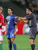 メクト・ゴンザレス（%%Mejuto Gonzalez%%、右）主審から指示を受けるイタリアのフィリッポ・インザーギ（%%Filippo Inzaghi%%）。(c)AFP/ATTILA KISBENEDEK