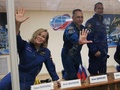 カザフスタン・バイコヌール宇宙基地で会見する（左から）女優のユリア・ペレシルドさん、アントン・シュカプレロフ宇宙飛行士、クリム・シペンコ監督。ロスコスモス提供（2021年10月4日撮影・公開）。(c)AFP PHOTO / Russian space agency Roscosmos/ Andrey SHELEPIN