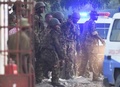 襲撃事件が収束したケニア北東部ガリッサの大学で集合しているケニア軍の兵士ら（2015年4月2日撮影）。(c)AFP/CARL DE SOUZA