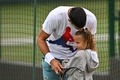 テニス、ウィンブルドン選手権。練習コートで娘のタラちゃんを言葉を交わすノバク・ジョコビッチ（2024年7月10日撮影）。(c)ANDREJ ISAKOVIC / AFP