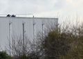 仏パリ郊外ダマルタンアンゴエル（Dammartin-en-Goele）で、風刺週刊紙シャルリー・エブド（Charlie Hebdo）本社襲撃事件の容疑者2人が人質を取り立てこもった建物の屋上で突入に備える武装警官（2015年1月9日撮影）。(c)AFP/DOMINIQUE FAGET