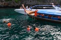 タイ・ピピレ島マヤ湾で泳ぐ観光客（2021年11月26日撮影）。(c)Lillian SUWANRUMPHA / AFP
