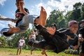インドネシア南スラウェシ州ティカラで、稲刈り後の感謝祭「シセンバ」が開かれ、足蹴りで戦う男たち（2024年8月11日撮影）。(c)Hariandi HAFID / AFP