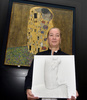 オーストリア・ウィーンで、グスタフ・クリムトの絵画「接吻」を視覚障害者のために3D印刷で立体的に複製した作品を手にするベルべデーレ美術館の館長（2016年10月12日撮影）。(c)AFP/APA/HERBERT PFARRHOFER