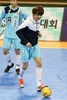 韓国・ソウル（Seoul）の蚕室五輪スタジアム（Jamsil Olympic Stadium）で開催された、韓国文化放送（MBC）の特集番組「MBC 2014 アイドルスター陸上選手権大会」の収録で、競技に臨むアイドルグループ「シャイニー（SHINee）」のミンホ（Minho、2014年1月13日撮影）。(c)STARNEWS