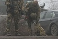 ウクライナ東部マヨルスケの検問所付近で行われた捕虜交換の際、警備に当たるウクライナの軍人（2019年12月29日撮影）。(c)AFP/GENYA SAVILOV