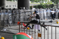 香港議会の建物の外で警官隊と衝突するデモ参加者ら（2019年6月12日撮影）。(c)Anthony WALLACE / AFP