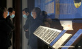 遼寧省博物館で、展示品を見つめる来館者（2020年12月4日撮影）。(c)Xinhua News
