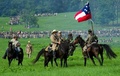 米ペンシルベニア（Pennsylvania）州のゲティスバーグ（Gettysburg）で28日、南北戦争（1861～65年）の「ゲティスバーグの戦い（The Battle of Gettysburg）」が再現された。

3日間にわたって行われる記念イベントには、当時の兵士らをたたえて約1万人が参加。激しい「戦い」を繰り広げる。

写真は「南部同盟の兵士」たち（2013年6月28日撮影）。(c)AFP/Karen BLEIER