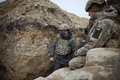 ウクライナ東部ルガンスク州に展開するウクライナ軍部隊を視察するウォロディミル・ゼレンスキー大統領。ウクライナ大統領府提供（2021年4月8日撮影）。(c)AFP PHOTO /UKRAINIAN PRESIDENTIAL PRESS SERVICE