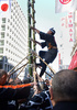 都内のデパートで伝統の「はしご乗り」を披露する江戸消防記念会（Edo Firemanship Commemoration Association）のメンバー（2013年1月4日撮影）。(c)AFP/Yoshikazu TSUNO
