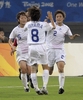 前半31分に得点を決め、宮間あや（%%Aya Miyama%%）、阪口夢穂（%%Mizuho Sakaguchi%%）と喜び合う近賀ゆかり（%%Yukari Kinga%%）。（2008年8月12日撮影）(c)AFP/LIU Jin