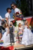 スイスのチューリヒで行われたLGBTIQ（レズビアン、ゲイ、バイセクシュアル、トランスジェンダー、インターセックス、クィア）の人たちによるパレード「チューリヒプライド」に登場したウエディングケーキ（2021年9月4日撮影）。(c)FABRICE COFFRINI / AFP