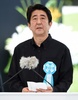 沖縄県糸満市の平和祈念公園で営まれた沖縄全戦没者追悼式であいさつする安倍晋三首相（2015年6月23日撮影）。(c)AFP/Toru YAMANAKA