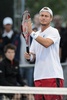 テニス、ロジャーズ・カップ、男子ダブルス1回戦。対戦相手に拍手を送るレイトン・ヒューイット（2015年8月11日撮影）。(c)AFP/Getty Images/Minas Panagiotakis