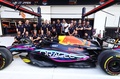 23F1第5戦マイアミGPを控え、集合写真を撮るレッドブルのスタッフら（2023年5月4日撮影）。(c)Mark Thompson/Getty Images/AFP
