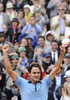 全仏オープンテニス2009（%%French Open 2009%%）男子シングルス決勝。大会第2シードのロジャー・フェデラー（%%Roger Federer%%、スイス）は、大会第23シードのロビン・ソデルリング（%%Robin Soderling%%、スウェーデン）と対戦。フェデラーは6-1、7-6、6-4で全仏初優勝を果たし、ピート・サンプラス（%%Pete Sampras%%、米国）氏の持つグランドスラム最多優勝記録（14勝）に並ぶと同時に、史上6人目の生涯グランドスラム（4大大会全制覇）を達成した。写真は優勝を喜ぶロジャー・フェデラー。（2009年6月7日撮影）(c)AFP/BERTRAND GUAY