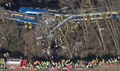 ドイツ南部バート・アイブリング近郊で起きた列車衝突事故の現場で活動する消防士や救急医（2016年2月9日撮影）。(c)AFP/dpa/Peter Kneffel