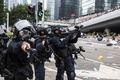 香港の抗議デモへの対応に当たる警察隊（2019年6月12日撮影）。(c)ISAAC LAWRENCE / AFP