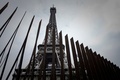 仏パリのエッフェル塔の周囲に設置された金属フェンス（2018年6月14日撮影）。(c)AFP PHOTO / Philippe LOPEZ