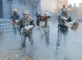 スペイン南東部イビで開催された軍服姿の参加者たちが小麦粉や生卵をかけあう毎年恒例の祭り「エルス・エンファリナッツ」の様子（2019年12月28日撮影）。(c)AFP/JAIME REINA