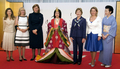 北海道洞爺湖サミット（G8 Hokkaido Toyako Summit）の初日、十二単（ひとえ）姿の女性と記念写真を撮影する各国首脳夫人（2008年7月7日撮影）。(c)AFP