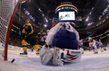 第3ピリオドにカナディアンズのキャリー・プライス（%%Carey Price%%、中央）から得点を奪うブルーインズのウラジミール・ソボトカ（%%Vladimir Sobotka%%、左）。（2008年4月19日撮影）(c)AFP/Getty Images/Elsa