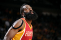 14-15NBA、ヒューストン・ロケッツ（Houston Rockets）対オクラホマシティ・サンダー（Oklahoma City Thunder）。試合に臨むヒューストン・ロケッツのジェームス・ハーデン（James Harden、2015年1月15日撮影）。(c)AFP/Getty Images/NBAE/Bill Baptist