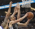 15-16NBA、サンアントニオ・スパーズ対ゴールデンステイト・ウォリアーズ。ドライブから得点を狙うサンアントニオ・スパーズのエマニュエル・ジノビリ（2016年4月10日撮影）。(c)AFP/Getty Images/Ronald Cortes