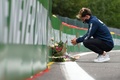 20F1第7戦ベルギーGPを前に、F2ドライバーのアントワーヌ・ユベール選手が亡くなった事故現場に花を手向けるアルファタウリのピエール・ガスリー（2020年8月27日撮影）。(c)JOHN THYS / AFP