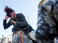 スペイン南東部イビで開催された軍服姿の参加者たちが小麦粉や生卵をかけあう毎年恒例の祭り「エルス・エンファリナッツ」の様子（2019年12月28日撮影）。(c)AFP/JAIME REINA