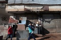 シリアの首都ダマスカス東郊にある反体制派が掌握するドゥーマ地区で、停戦が発効した初日に街を歩く子供たち（2016年12月30日撮影）。(c)AFP/Abd Doumany