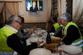 フランス中部オルレアン周辺のレストランで、エマニュエル・マクロン大統領のテレビ演説を聞きながらメモを取る「黄色いベスト」運動参加者ら（2018年12月10日撮影）。(c)GUILLAUME SOUVANT / AFP