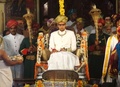 インド南部のマイソールで、即位式に臨む新マハラジャのヤドゥビー・クリシュナダタ・チャマラジャ・オデヤ氏（2015年5月28日撮影）。(c)AFP