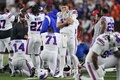 22NFL第17週、シンシナティ・ベンガルズ対バッファロー・ビルズ。チームメートのダマー・ハムリンがフィールド上で倒れた後、祈るバッファロー・ビルズの選手（2023年1月2日撮影）。(c)Dylan Buell/Getty Images/AFP