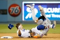 15MLBプレーオフ、ナ・リーグ地区シリーズ（5回戦制）、ロサンゼルス・ドジャース対ニューヨーク・メッツ。スライディングを仕掛けたロサンゼルス・ドジャースのチェイス・アトリーと接触し、グラウンドに倒れ込むニューヨーク・メッツのルーベン・テハダ（2015年10月10日撮影）。(c)AFP/Getty Images/Sean M. Haffey