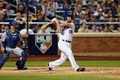 15MLBプレーオフ、ナ・リーグ地区シリーズ（5回戦制）、ニューヨーク・メッツ対ロサンゼルス・ドジャース。4回にソロ本塁打を放つニューヨーク・メッツのダニエル・マーフィー（2015年10月13日撮影）。(c)AFP/Getty Images/Elsa