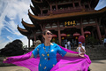 中国・湖北省武漢で黄鶴楼を訪れた女性（2020年8月7日撮影）。(c)Hector RETAMAL / AFP