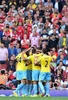 14-15イングランド・プレミアリーグ第1節、アーセナル（Arsenal）対クリスタルパレス（Crystal Palace）。ブレデ・ハンゲランド（Brede Hangeland）の先制点に歓喜するクリスタルパレスの選手（2014年8月16日撮影）。(c)AFP/CARL COURT